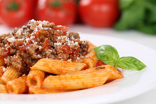 penne rigate bolognese-nudeln mit bolognese-sauce oder pasta-gericht - penne rigatoni pasta tomato pasta stock-fotos und bilder