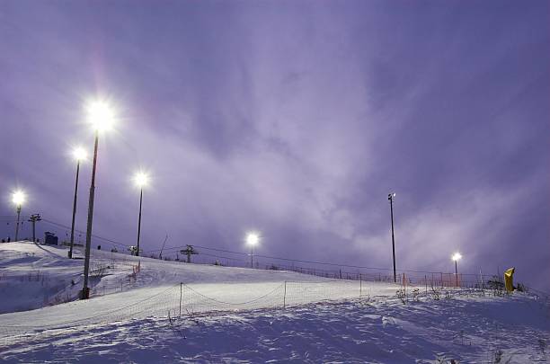 noite de neve no parque de colina de esqui - snowbord imagens e fotografias de stock
