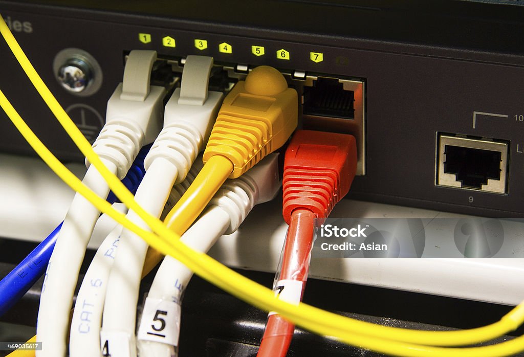 UTP cables de red conectados a una rápida/Giga puertos ethernet - Foto de stock de Ancho de banda libre de derechos