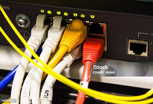 Utp Cables De Red Conectados A Una Rápida Giga Puertos Ethernet Foto de stock y más banco de imágenes de Ancho de banda