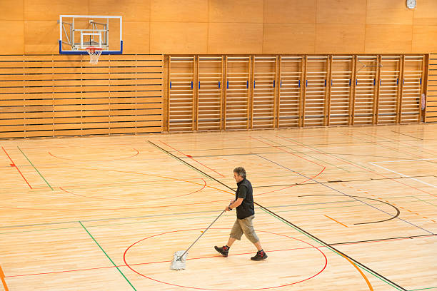 alter mann, die reinigung etage in der sporthalle, europa - kletterwand turngerät stock-fotos und bilder