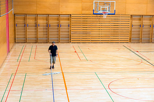 alter mann, die reinigung etage in der sporthalle, europa - kletterwand turngerät stock-fotos und bilder