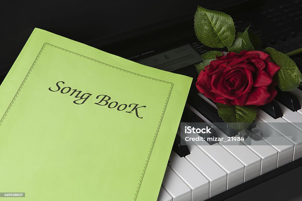 Klawiszy fortepianu, piosenki książki, róż kwiatów i - Zbiór zdjęć royalty-free (Biały)