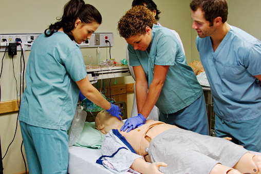 Personal médico practicar CPR photo