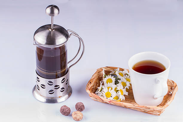 caffè in una stampa francese su sfondo bianco - single flower brown wood spice foto e immagini stock