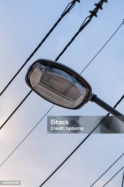 Lamppost Y Cable Foto de stock y más banco de imágenes de Acero - Acero, Aire libre, Arriba de