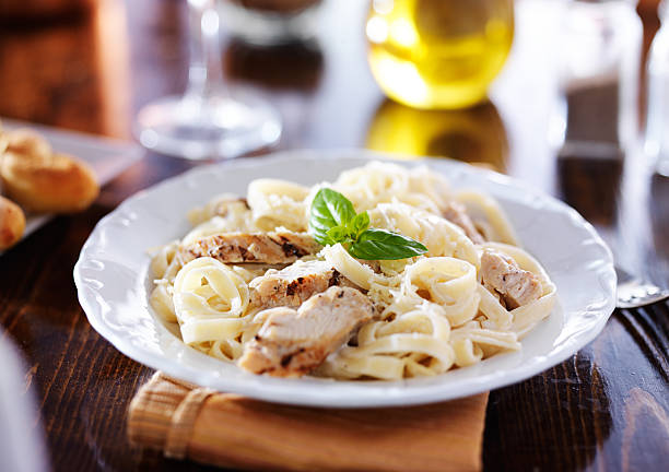 grillowany kurczak z makaronem fettuccine alfredo - fettuccine alfredo zdjęcia i obrazy z banku zdjęć