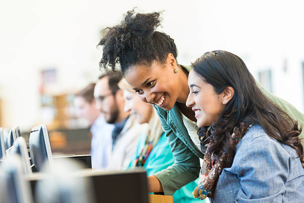 zróżnicowane mid dorosłych studentów z wykorzystaniem komputerów w klasie college - beautiful multi ethnic group happiness education zdjęcia i obrazy z banku zdjęć