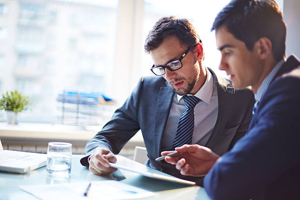 istock Listening to colleague 469067552