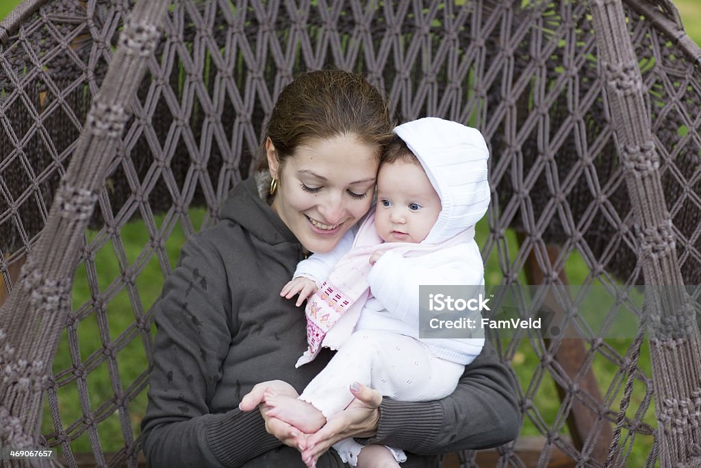 Atractiva joven madre jugando con bebé cuadrados en una hamaca - Foto de stock de Adulto libre de derechos
