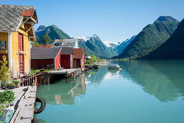 fjord, die berge, das bootshaus und reflexion in norwegen - sogn og fjordane county stock-fotos und bilder