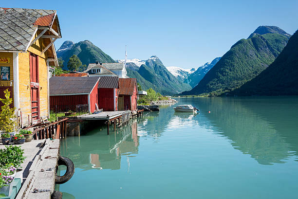 fiordo, las montañas, boathouse y reflejo en noruega - sogn og fjordane county fotografías e imágenes de stock