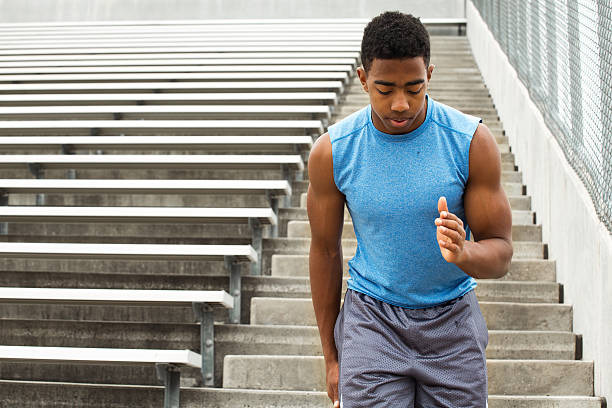 atleta adolescente execução do suporte. - running athlete staircase teenager imagens e fotografias de stock