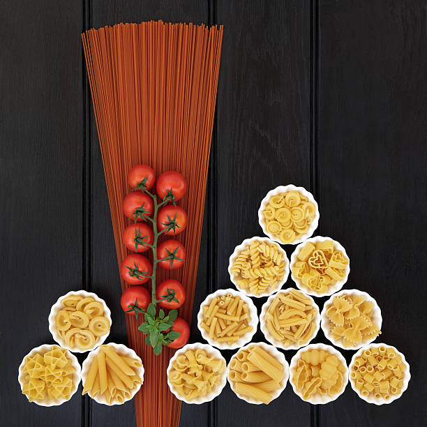 włoski makaron spaghetti z pomidorami i - penne rigatoni pasta tomato pasta zdjęcia i obrazy z banku zdjęć