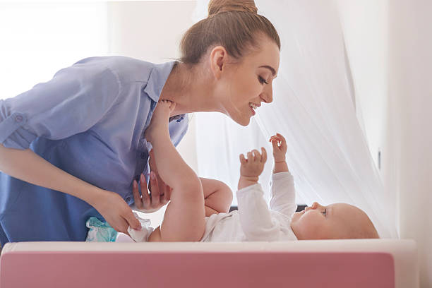 co matka codzienne pracy - changing diaper zdjęcia i obrazy z banku zdjęć