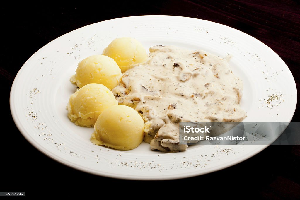 ranchero de pollo con salsa tipo seta y puré de papas - Foto de stock de Alimento libre de derechos