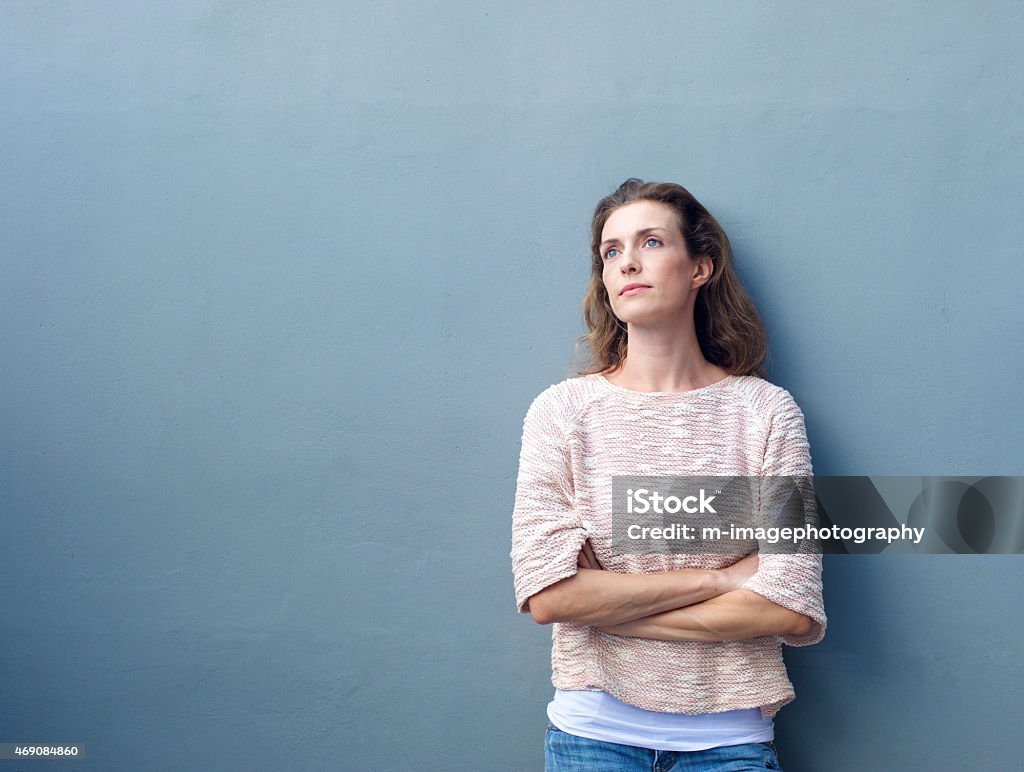 Frau mit Arme verschränkt Wegsehen mit durchdachten Ausdruck - Lizenzfrei Frauen Stock-Foto