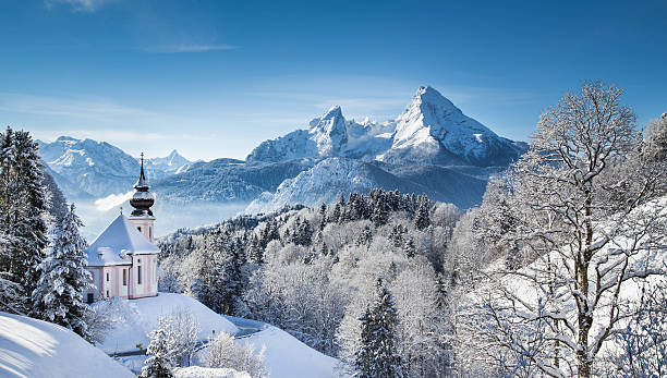 のどかな冬の風景、アルプス由来の巡礼教会 - bavaria austria blue celebration ストックフォトと画像