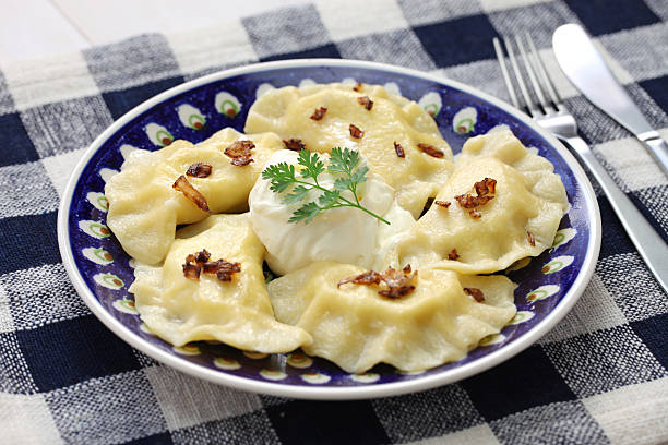 pierogi-teigtaschen, polnische küche - kartoffelknödel essen stock-fotos und bilder