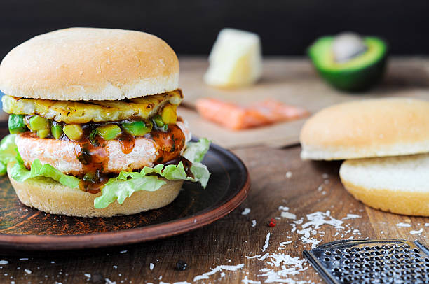 Hausgemachte Fisch burger mit Lachs, avocado und pineapple.Close bis – Foto