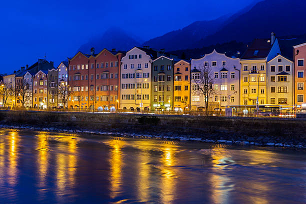 maisons sur mariahilfstrass'à innsbruck en autriche - mariahilfstrasse photos et images de collection