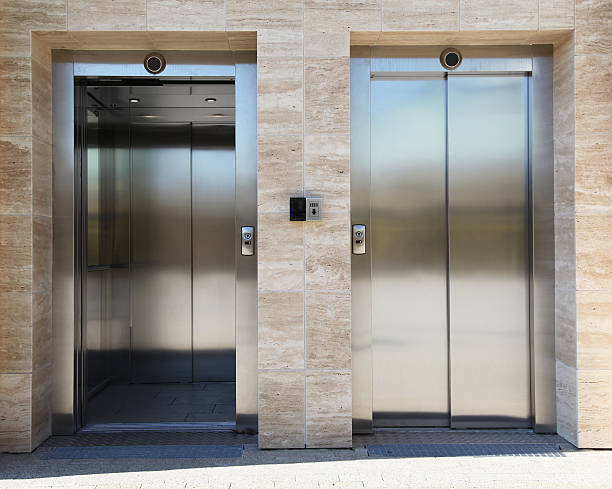 2 つのエレベーター - elevator push button stainless steel floor ストックフォトと画像