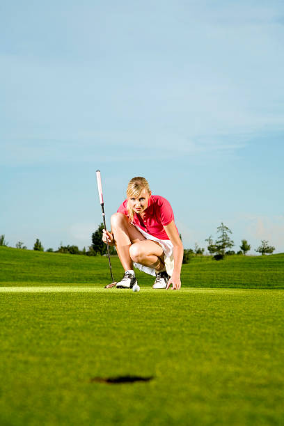 jovem mulher jogar golfe - golf women pink ball - fotografias e filmes do acervo
