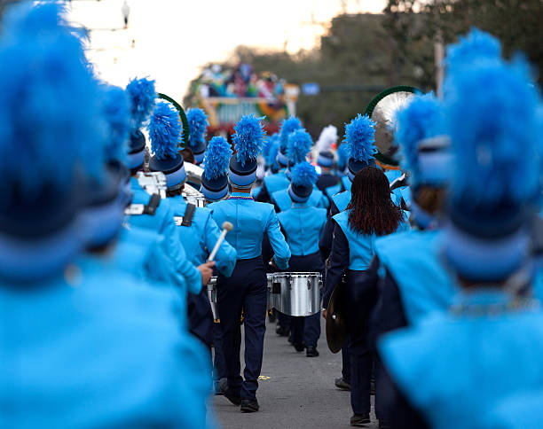 mardi gras festival marching band - optocht stockfoto's en -beelden