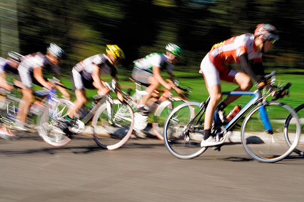 racing ciclistas-distorção de movimento - running sprinting blurred motion men - fotografias e filmes do acervo