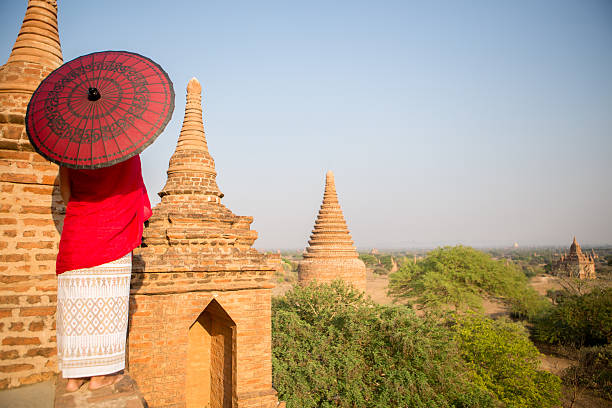 burmesisch frau auf tempel von bagan - ancient architecture buddhism burmese culture stock-fotos und bilder