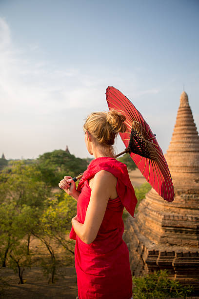 traditionelle burmesische frau auf bagam tempel - ancient architecture buddhism burmese culture stock-fotos und bilder