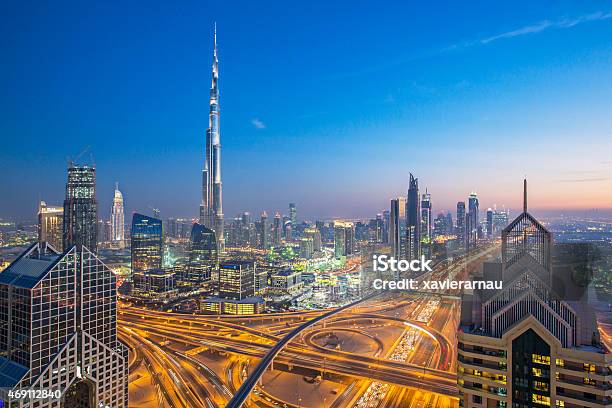 Skyline Von Dubai Stockfoto und mehr Bilder von Dubai - Dubai, Stadtsilhouette, Nacht