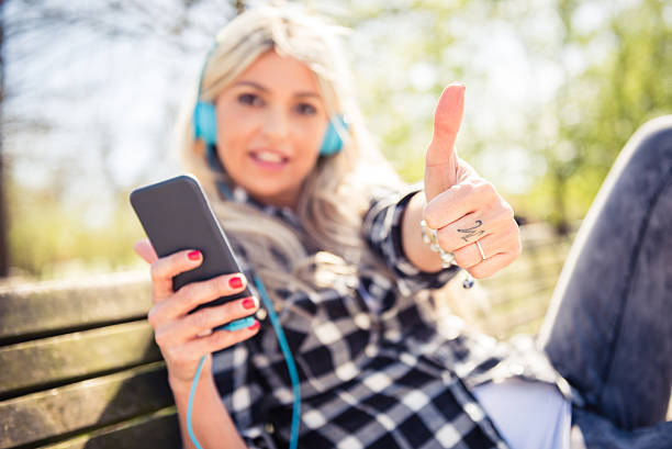 Felice giovane donna con auricolare telefono - foto stock