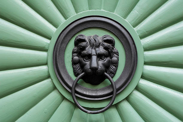 porta verde com emblema de leão - door knocker door lion luxury imagens e fotografias de stock