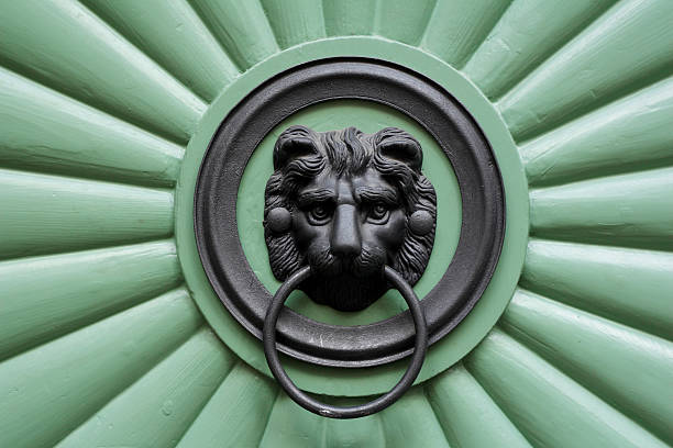 зеленый дверь в виде льва - door knocker door lion luxury стоковые фото и изображения