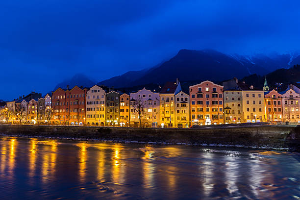 casas em mariahilfstrasse de innsbruck, áustria - mariahilfstrasse - fotografias e filmes do acervo