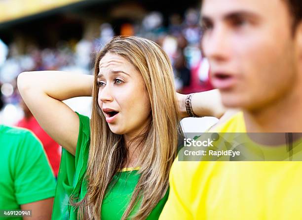 Photo libre de droit de Deux Les Fans De Football Brésilien Sont Soucieux De Leur Équipe S Performance banque d'images et plus d'images libres de droit de Fan