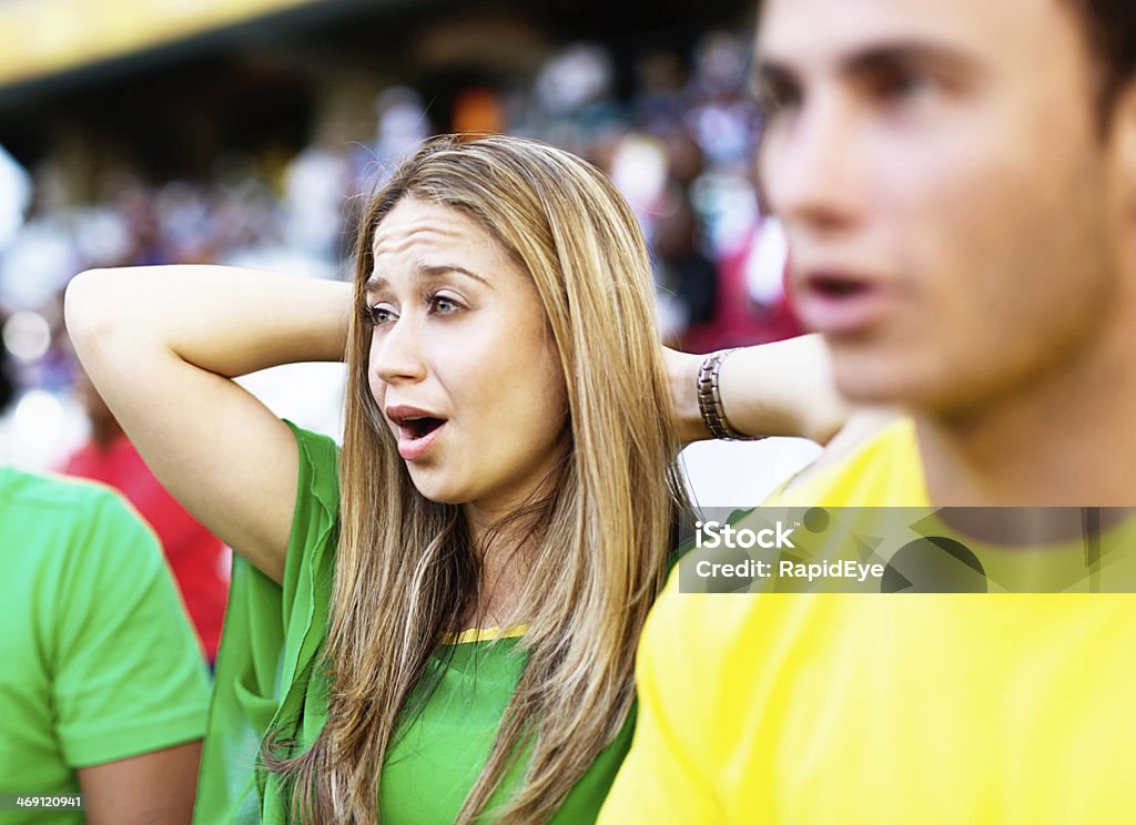 Due ventole di calcio brasiliano sono invece preoccupati per la propria performance del team - Foto stock royalty-free di Fan