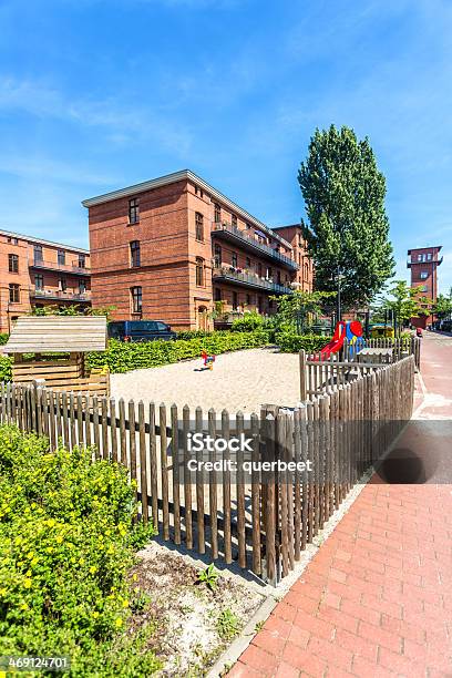 Spielplatz In Einem Wohnviertel Stockfoto und mehr Bilder von Berlin - Berlin, Deutschland, Kletterstange