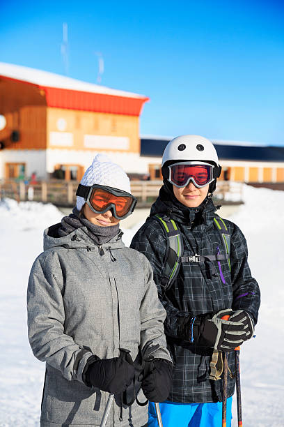 śnieg narciarzem.-sport narciarski para - winter friendship france italy zdjęcia i obrazy z banku zdjęć