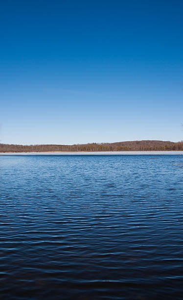 Lago con cielo blu - foto stock