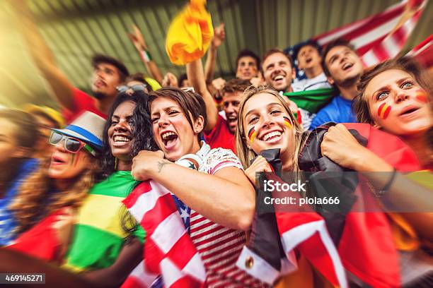 Grupo De Nações Diferentes De Adeptos Em - Fotografias de stock e mais imagens de Futebol - Futebol, Estádio, Berrar