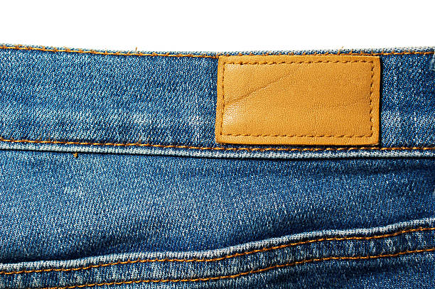 etichetta in pelle bianco jeans blu isolato su bianco - leather patch denim jeans foto e immagini stock