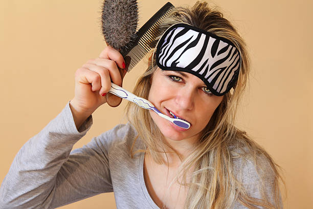 mulheres jovens preparação para o trabalho - tooth comb - fotografias e filmes do acervo