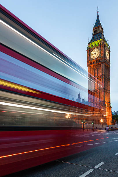 big bena i westminster bridge w ruchu - houses of parliament zdjęcia i obrazy z banku zdjęć