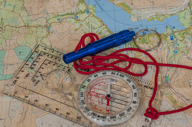 bússola no mapa e de resgate de - orienteering planning mountain climbing compass imagens e fotografias de stock