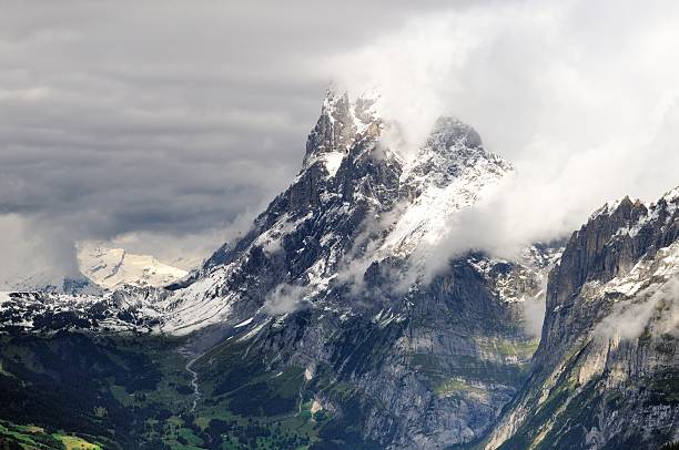 alpine mountain range en kleine scheidegg, suiza - monch fotografías e imágenes de stock