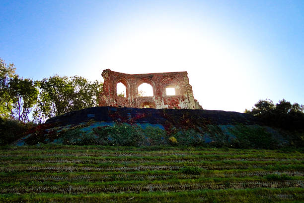 as ruínas da igreja gótica-trzesacz perto do mar báltico. - rewal - fotografias e filmes do acervo