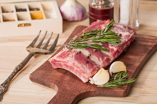 fresco, carne di costolette di maiale con aglio pepe della giamaica macinato - silverware food and drink industry food service occupation dinner foto e immagini stock