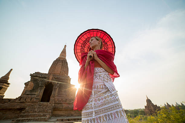 junge frau auf dem pagan tempel in myanmar bei sonnenuntergang - ancient architecture buddhism burmese culture stock-fotos und bilder